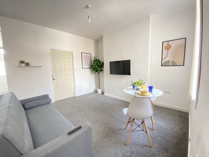 Room Kings Road in Bootle