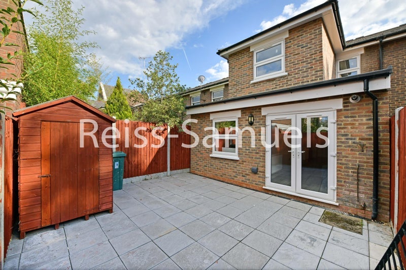 House Lockesfield Place in Greater London