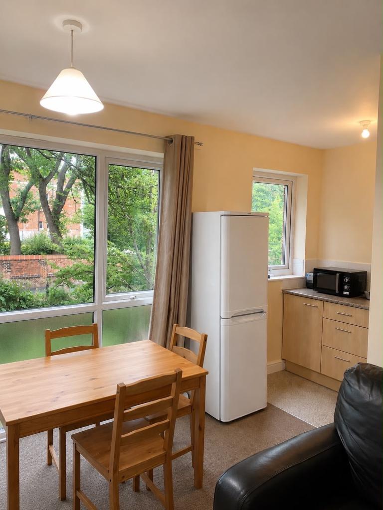Flat Conyngham Road in Manchester