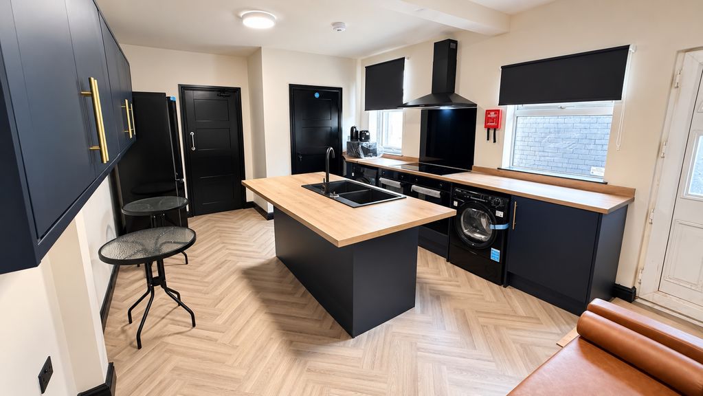 Room Layton Avenue in Mansfield Woodhouse