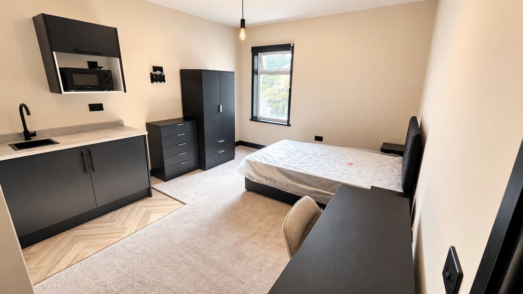 Room Layton Avenue in Mansfield Woodhouse