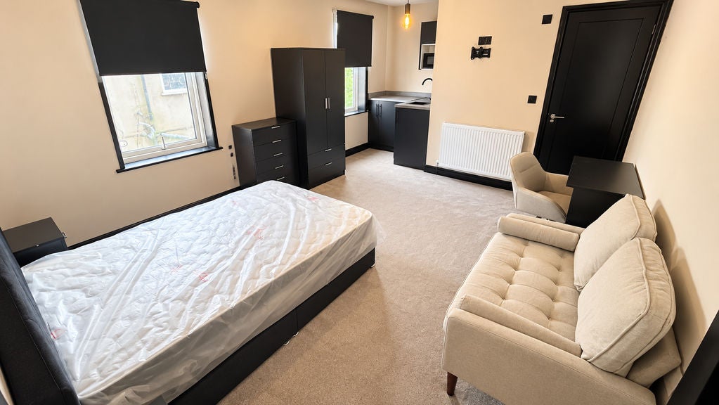 Room Layton Avenue in Mansfield Woodhouse
