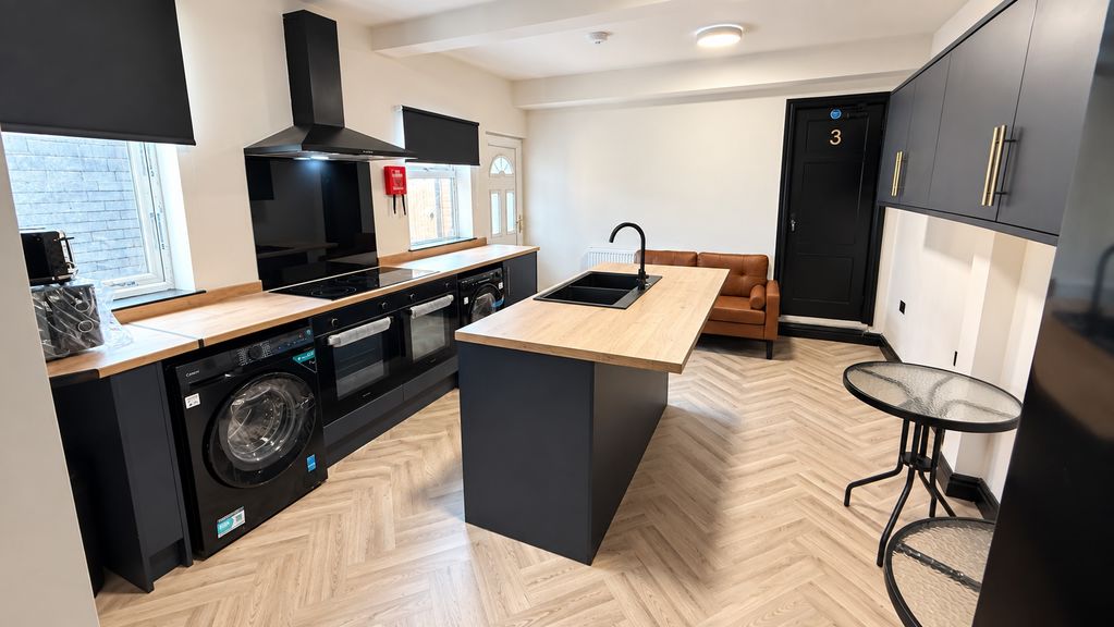 Room Layton Avenue in Mansfield Woodhouse