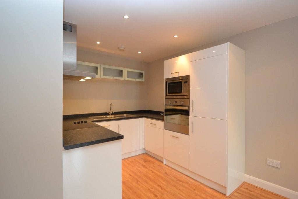 Flat Alpha Road in Greater London