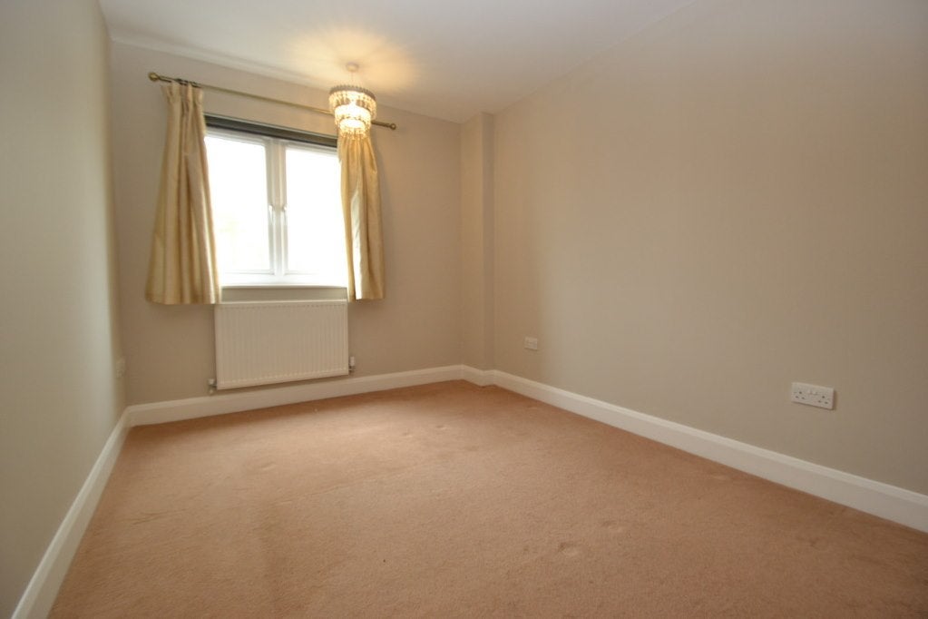 Flat Alpha Road in Greater London