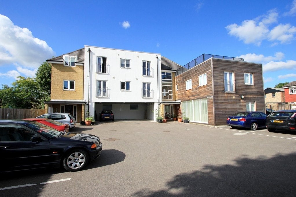 Flat Alpha Road in Greater London