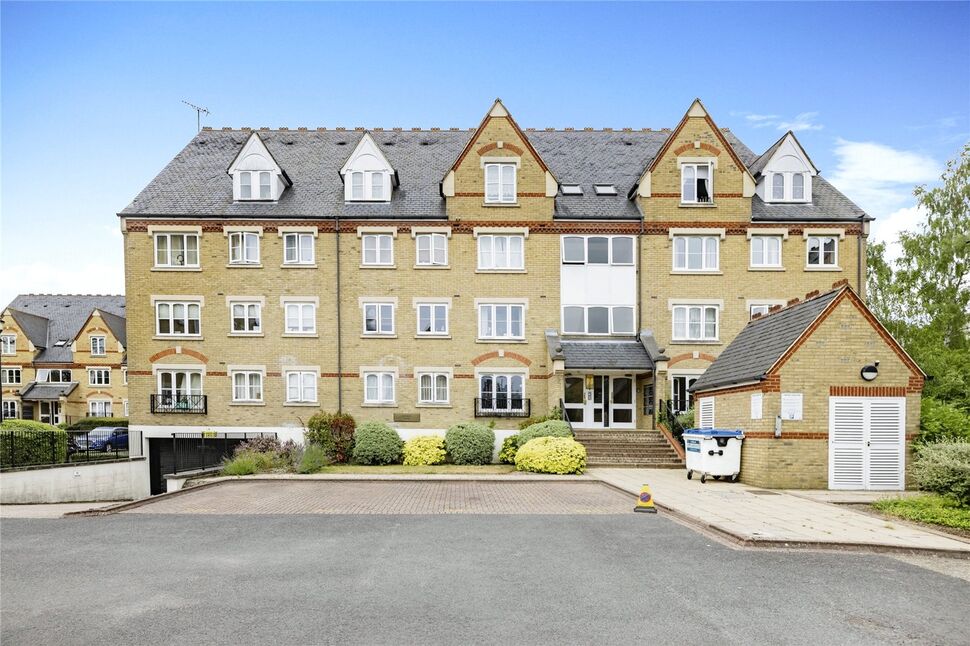 Flat Exeter Close in Watford