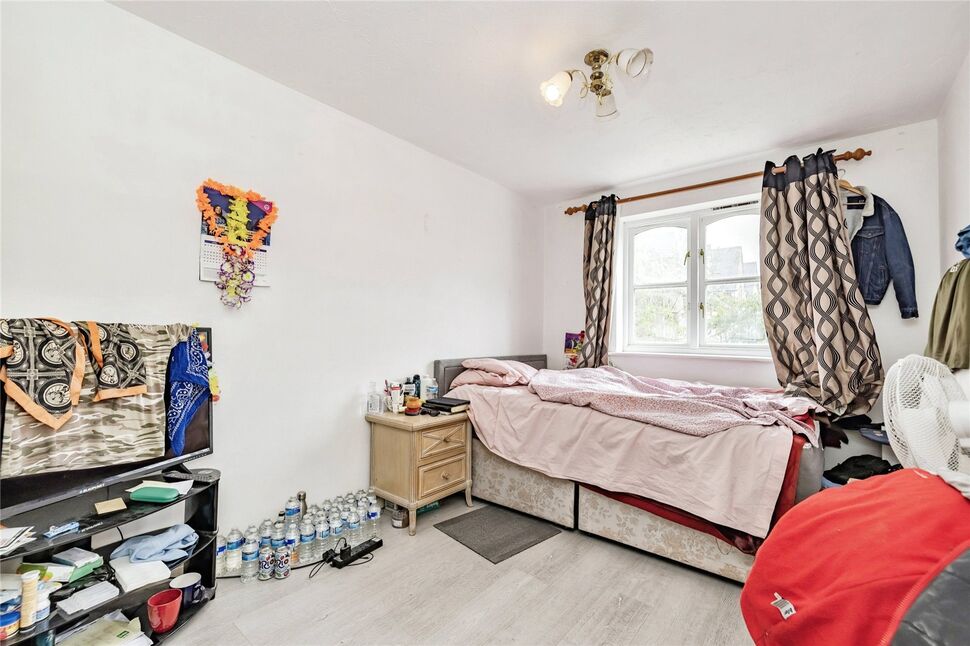 Flat Exeter Close in Watford