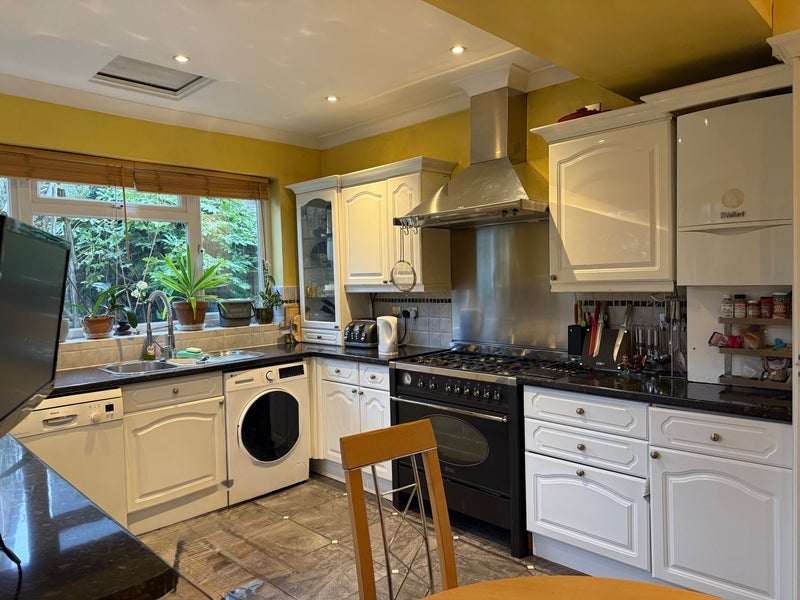 Room Westwell Road in Greater London