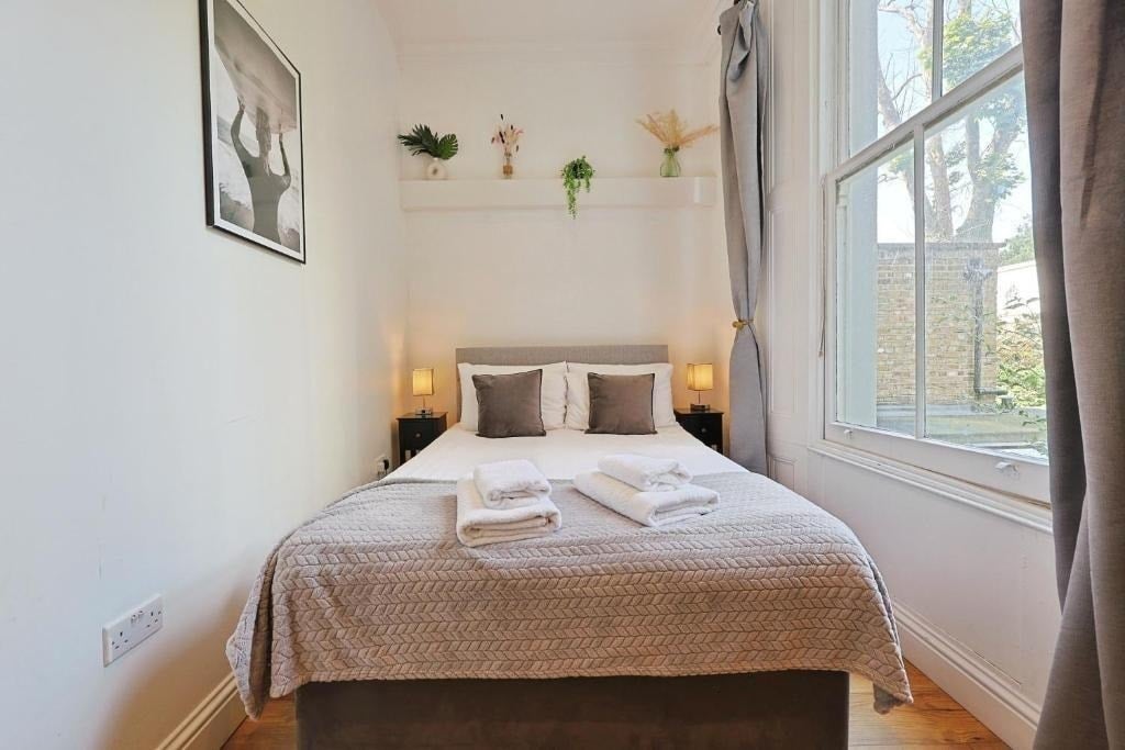 Flat Lillie Road in Greater London