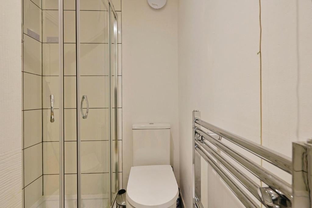 Flat Lillie Road in Greater London