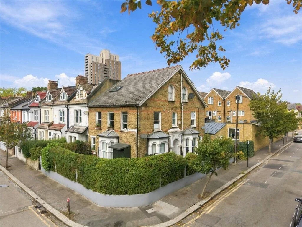Flat Wakefield Road in Greater London