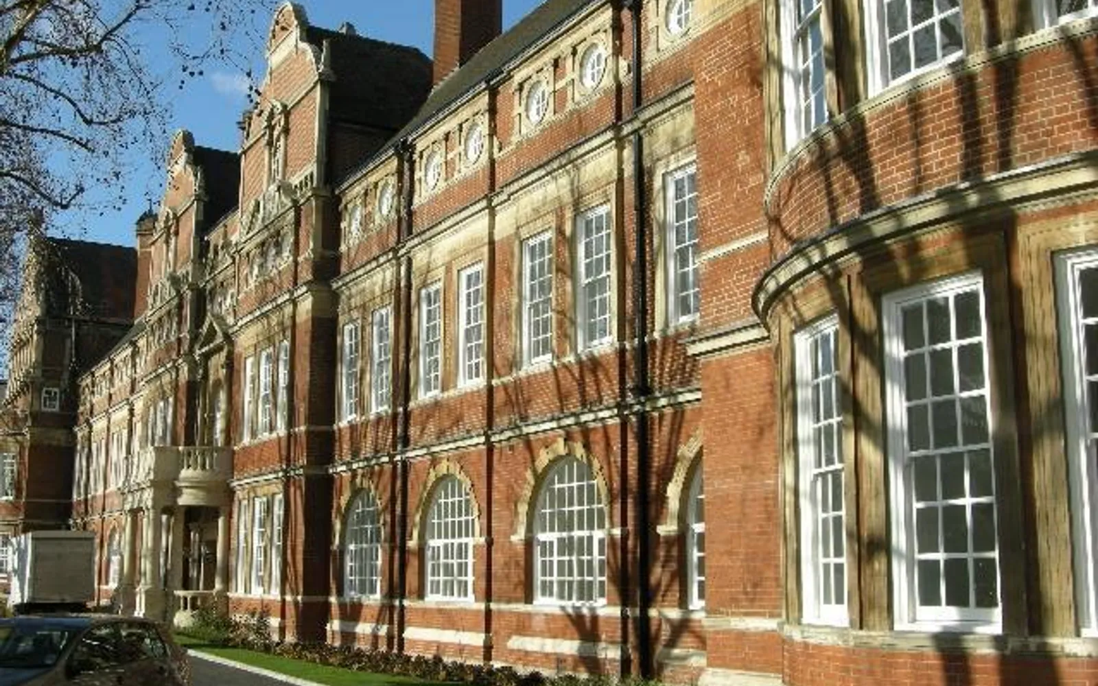 Flat Lurline Gardens in Greater London