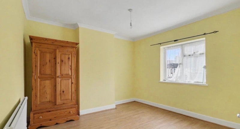 Room Burges Road in Greater London