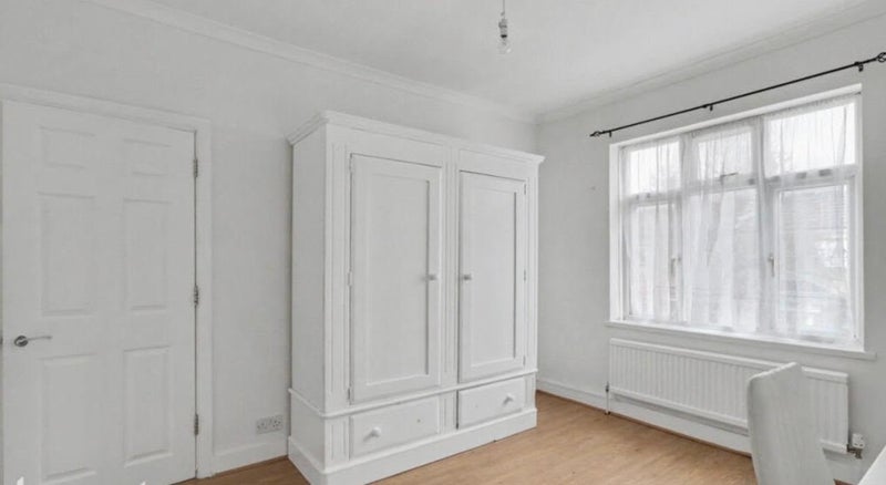 Room Burges Road in Greater London