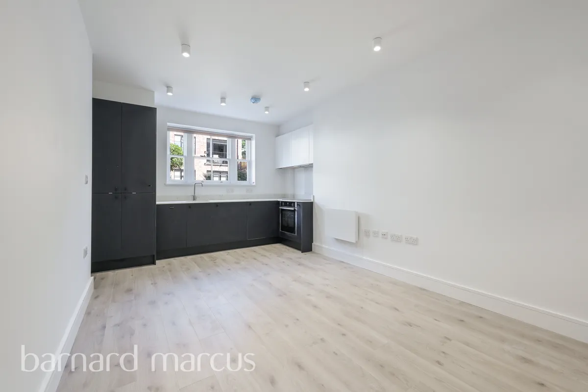 Flat Mitcham Lane in Greater London