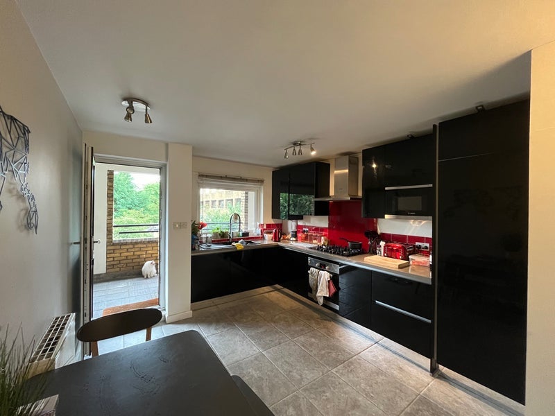 Room Turenne Close in Greater London