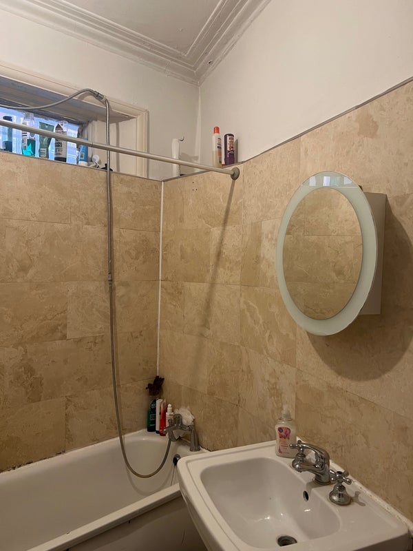 Room Navarino Road in Greater London