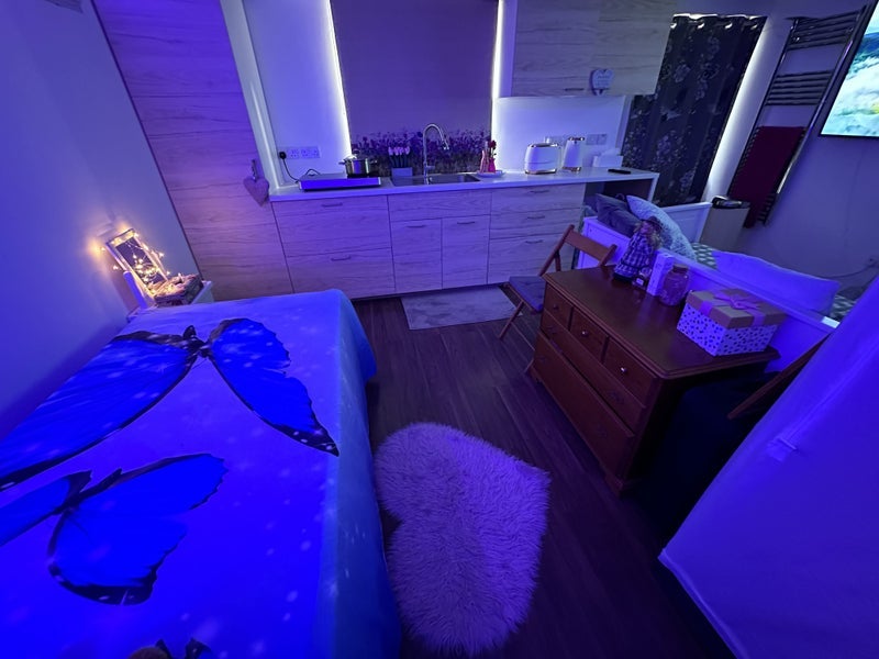 Room Moorside Road in Greater London