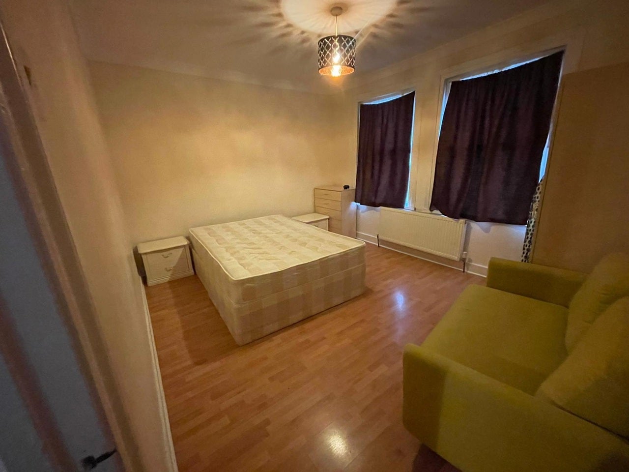 Flat Downsfield Road in Greater London