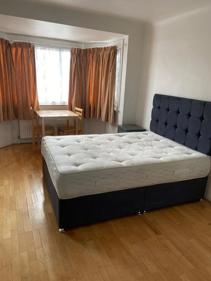 Room Malden Way in Greater London