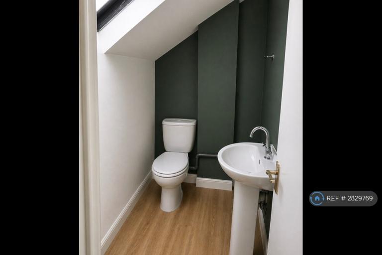 Room Eastern Avenue West in Greater London