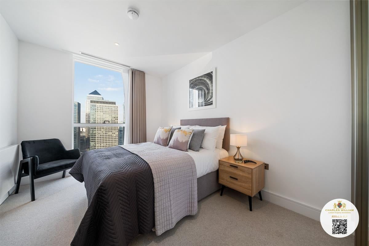 Flat Harbour Way in Greater London