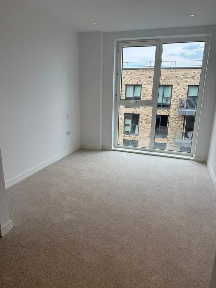 Flat Cedrus Avenue in Greater London