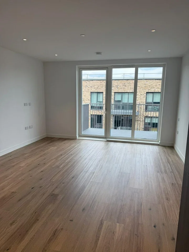 Flat Cedrus Avenue in Greater London
