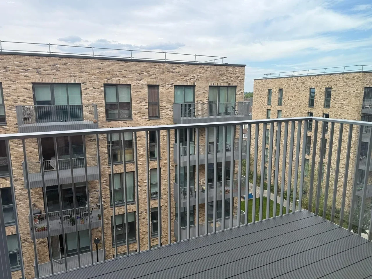 Flat Cedrus Avenue in Greater London