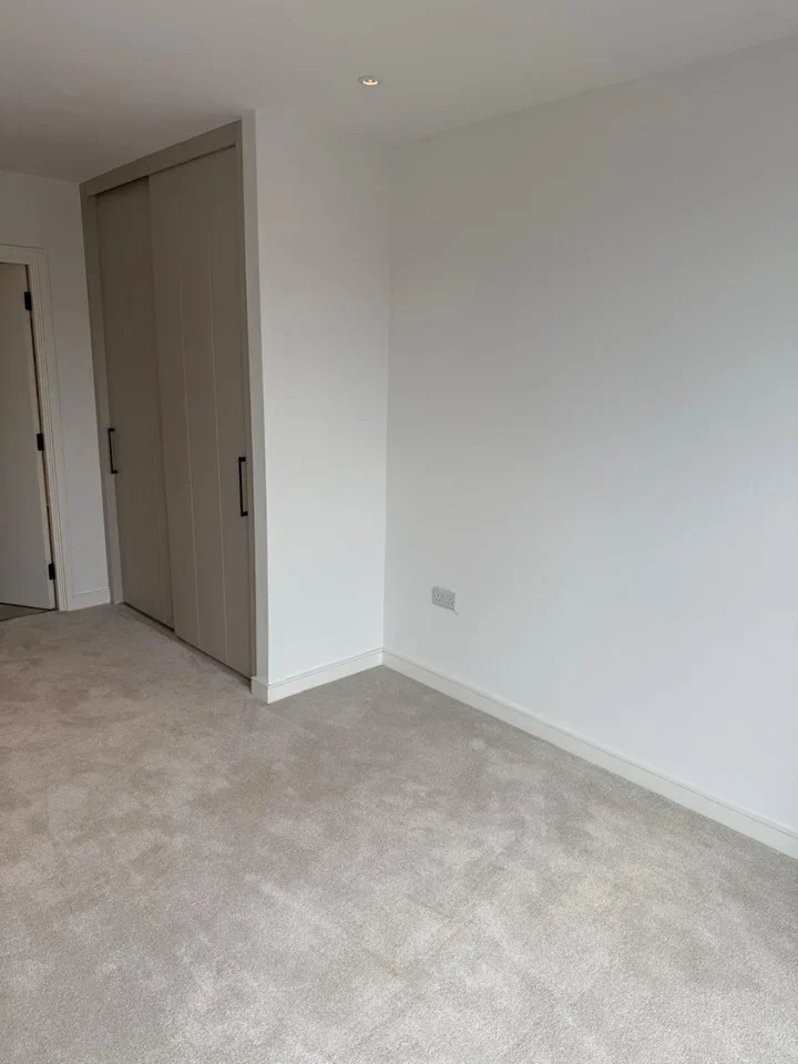 Flat Cedrus Avenue in Greater London