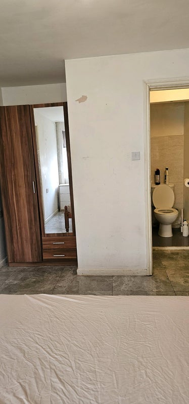 Room Asland Road in Greater London
