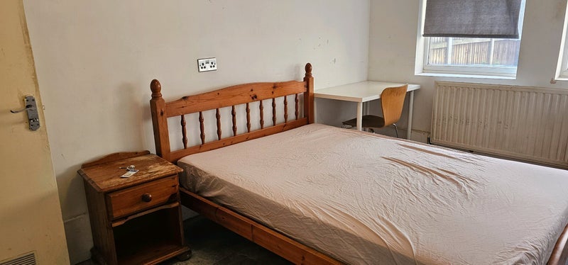 Room Asland Road in Greater London