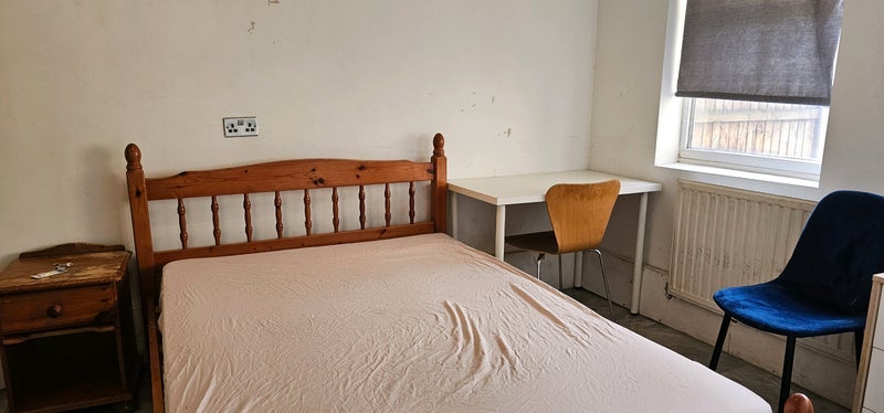 Room Asland Road in Greater London