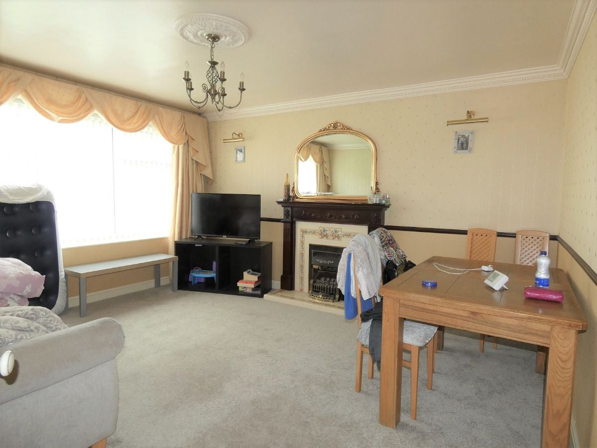 House Moorside Crescent in Leeds