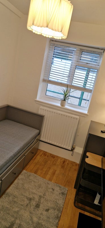 Room Triangle Place in Greater London