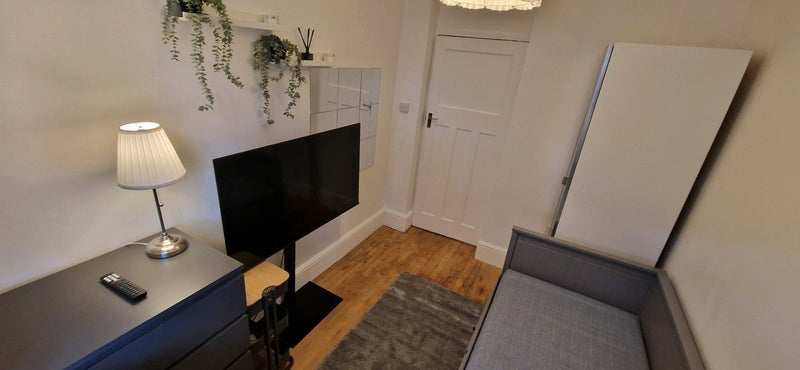 Room Triangle Place in Greater London