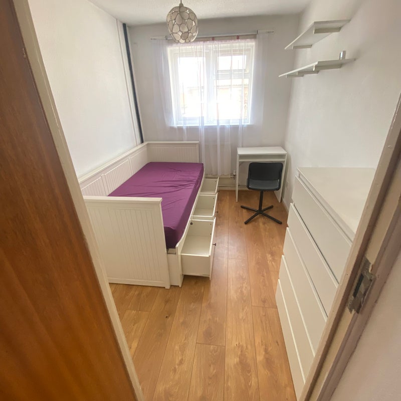 Room Liverpool Road in Greater London