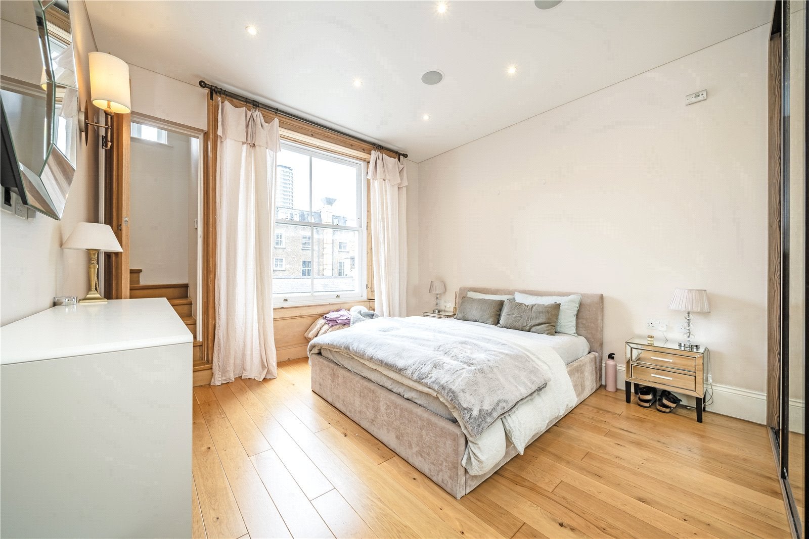 Flat Stanhope Mews West in Greater London