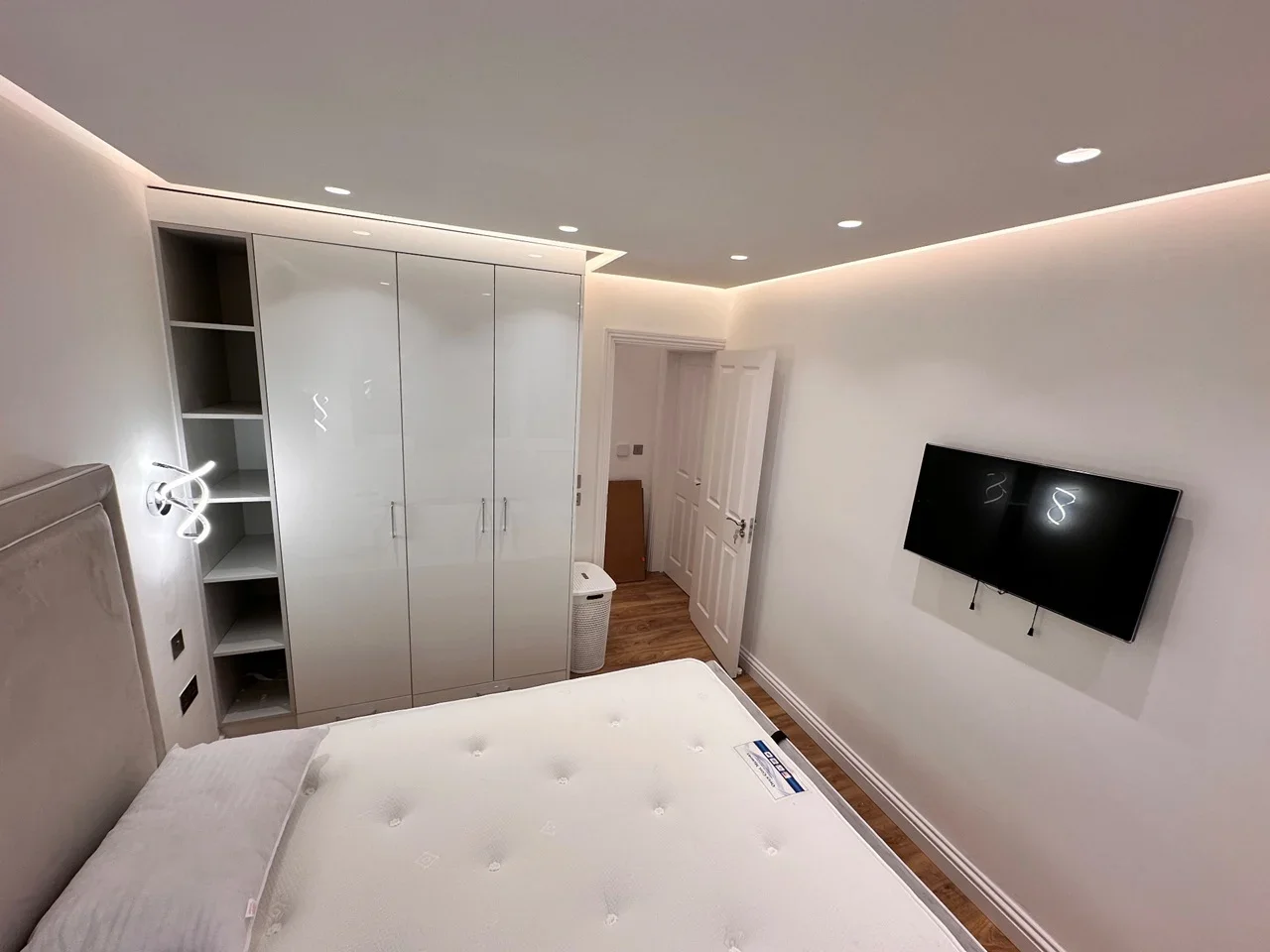 Room Bryan Avenue in Greater London