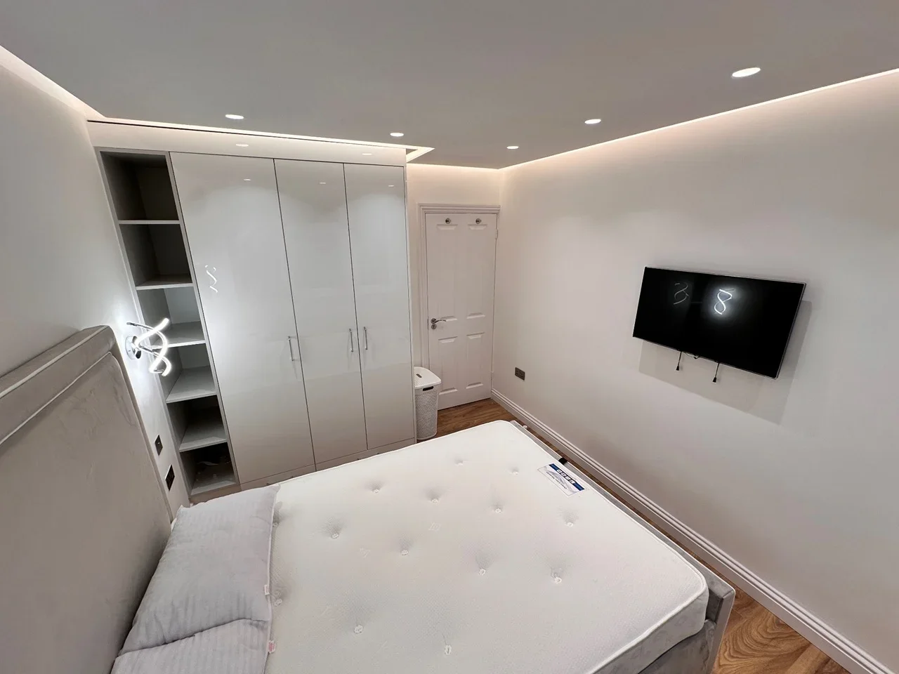 Room Bryan Avenue in Greater London