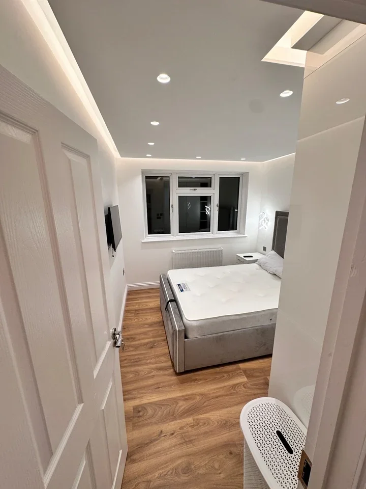 Room Bryan Avenue in Greater London