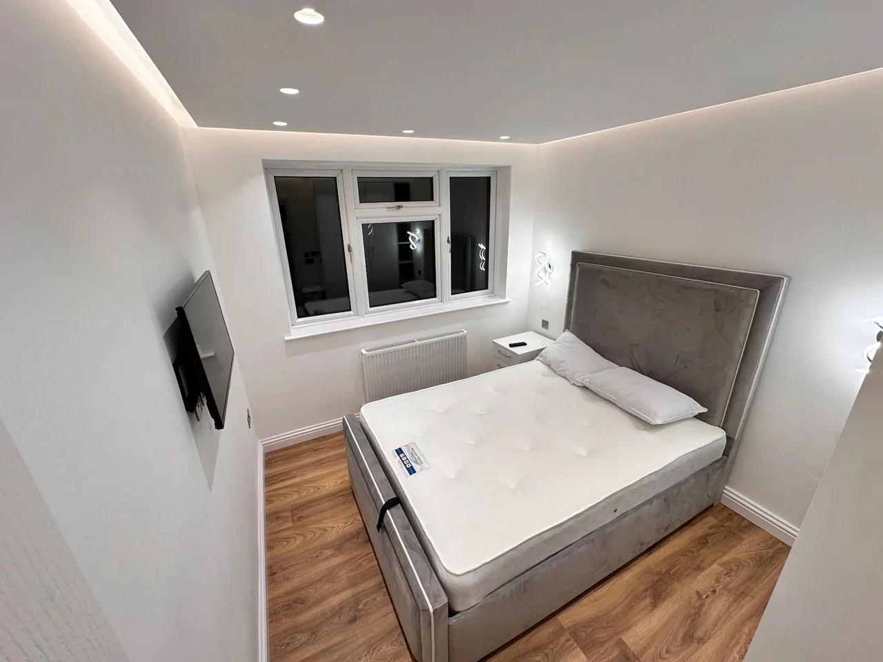 Room Bryan Avenue in Greater London