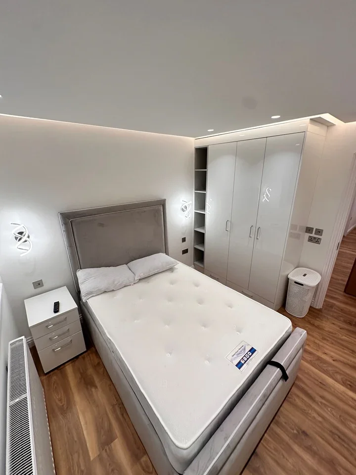 Room Bryan Avenue in Greater London