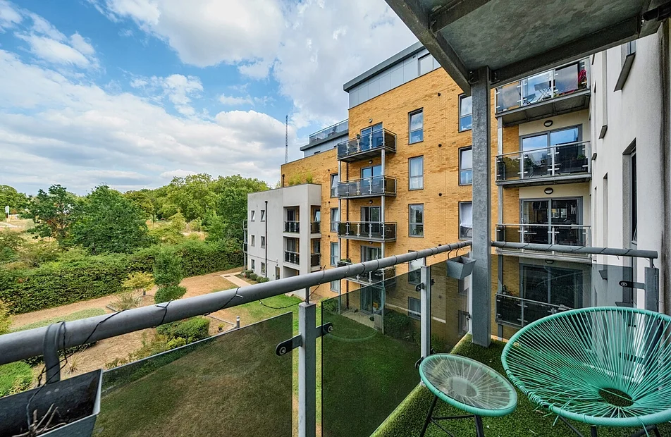Flat Grosvenor Way in Greater London