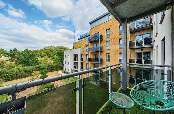 Flat Grosvenor Way in Greater London