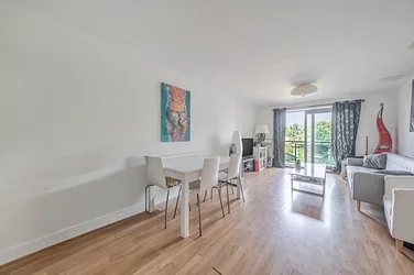 Flat Grosvenor Way in Greater London