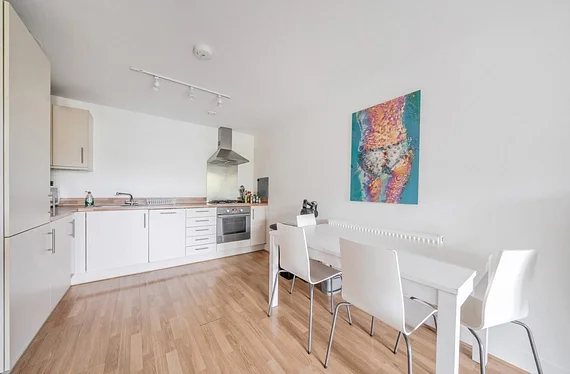 Flat Grosvenor Way in Greater London