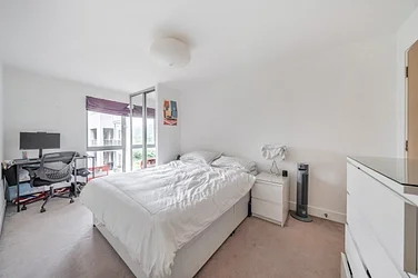 Flat Grosvenor Way in Greater London