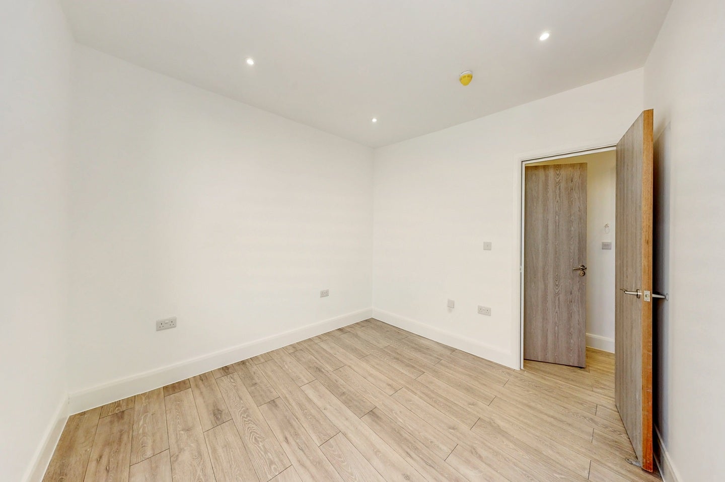 Flat Bushey Grove Road in Hertsmere
